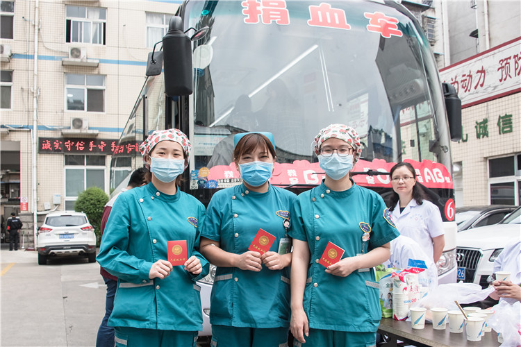 獻(xiàn)出熱血，共享生命——信陽市中醫(yī)院組織開展無償獻(xiàn)血活動