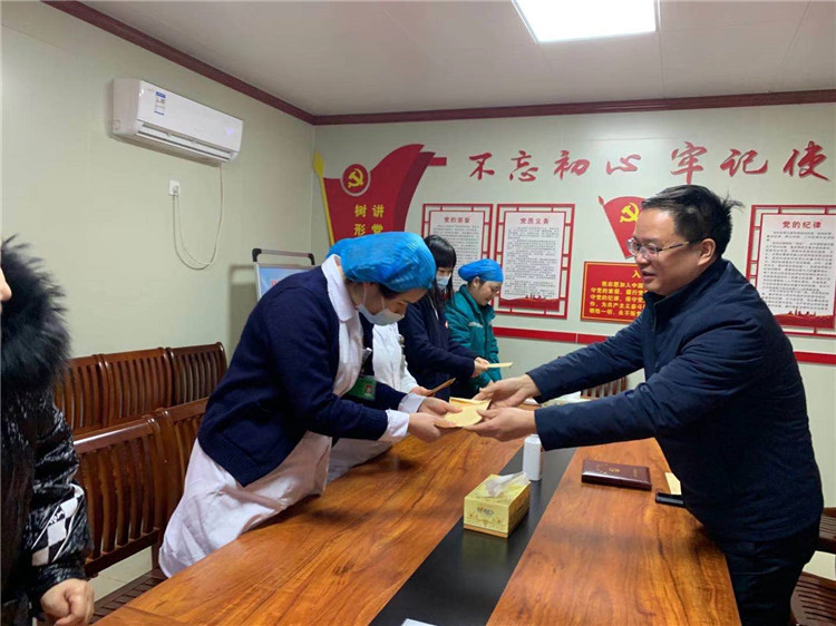 情系職工送溫暖 濃濃關(guān)懷暖人心--信陽市中醫(yī)院開展春節(jié)慰問幫扶活動